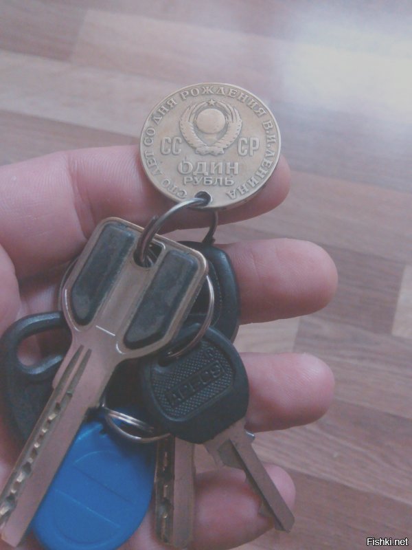 А цепочка - как новая!
Этот рубль ношу на ключах (уже 5 комплектов ключей поменял) с 1991-го года... Только герб "подстёрся" и отверстие на 0,3мм увеличилось.