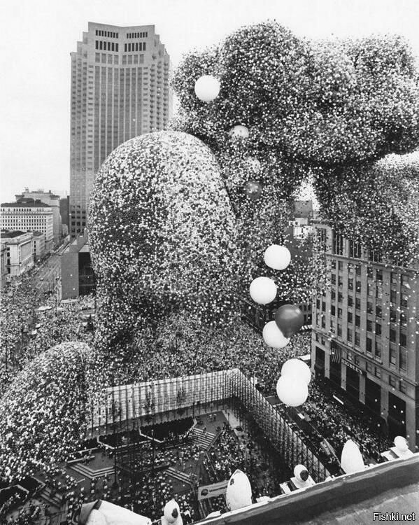 Трагедия фестиваля Balloonfest 1986 в нарезке из телерепортажей .

Полтора миллиона шариков, благие намерения и ужасающие последствия.

Студия Topic опубликовала на Vimeo короткометражный документальный фильм о фестивале воздушных шаров Balloonfest, который прошёл в Кливленде в 1986 году. Благодаря мероприятию, организация United Way планировала собрать с участников средства на благотворительность и вместе с этим установить рекорд по одновременному запуску шариков в воздух. К мероприятию готовились на протяжении полугода.

Одновременно надуть полтора миллиона воздушных шаров не представлялось возможным, поэтому для них построили сетку размерами 76 на 46 метров и разместили её на высоте трёх этажей. Более 2500 студентов и волонтёров всю ночь надували шары. Изначально компания планировала запустить 2 миллиона шариков, но потом снизила их число до 1,4 миллиона из-за надвигающейся плохой погоды, которая могла всё испортить.

В 13:50 27 сентября сетку порвали и выпустили все шарики в воздух одновременно. Поднявшись в воздух, они пролетели несколько миль и разделились. Шары столкнулись с холодным циклоном и дождём и вскоре начали падать на землю, засоряя тротуары, дороги и реки штата Огайо. При этом часть из них оставалась в воздухе и парализовала воздушное пространство, превратившись в «минное поле» для самолётов и вертолётов.

Местный аэропорт закрыл взлётно-посадочную полосу. Часть рейсов была задержана, некоторые   отменены. Сообщалось об увеличении количества ДТП из-за того, что водители пытались не сталкиваться с воздушными шарами или любовались зрелищем, отвлекаясь от дороги.

Кроме того, в день мероприятия семьи двух рыбаков объявили об их пропаже. Береговая охрана отправилась на поиски мужчин и быстро обнаружила их лодку, но спасатели не смогли до них добраться из-за огромного количества воздушных шаров, дрейфующих в воздухе и в воде. Спустя два дня тела рыбаков выбросило на сушу.