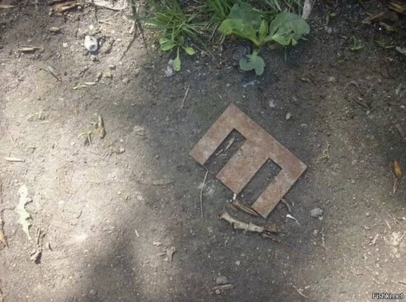 Техника резкого броска: парень метает игральные карты, как ножи