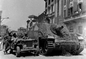 «Бруммберы» применялись Вермахтом и на Западном фронте, однако информации об этом в источниках практически нет. (ц)

да ладно...Sturmpanzer-Abteilung 217 в начале августа добрался до Каена. 7 августа вступили в бой, к 19-му августа на ходу осталось 17 штуп, 14 попали в ремонт. К октябрю осталось 22 штупы (тем, которым удалось вылезти из "Фалесского мешка")