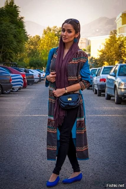 Вообще-то, скорей вот так(см. фото 1) А вне Ирана, могут совсем расслабится.(см фото 2).