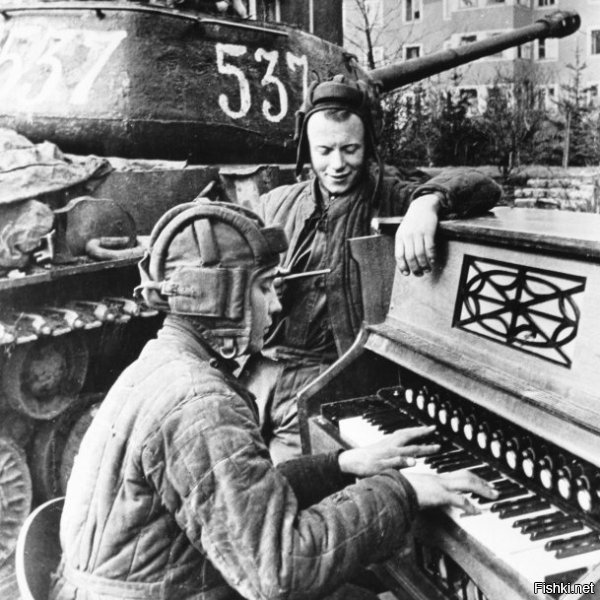 Хотя, в Красной Армии предпочитали более компактные инструменты:







Гармонь была штатным имуществом любого подразделения.