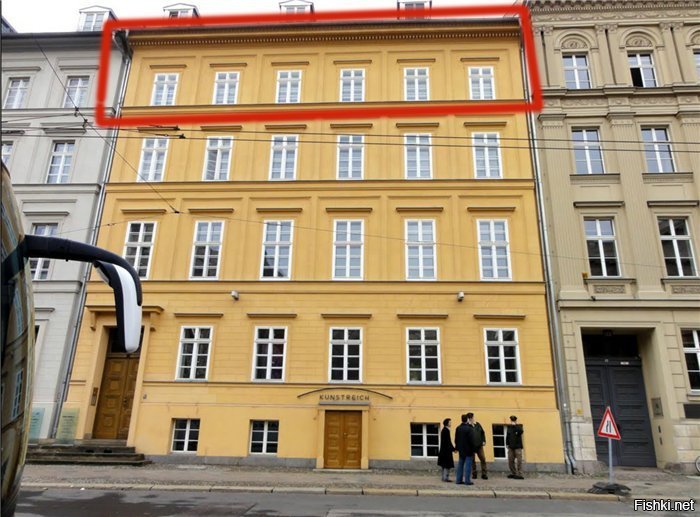 Полагаю одна из главных причин низкого уровня коррупции в С.Европе - реальный контроль общества за действиями и тратами представителей власти на всех уровнях. Мздоимца быстро вычислят по тратам уже на муниципальном уровне и просто не дадут выше продвинуться. В итоге, например, на снимке окна квартиры канцлера Меркель, в которой она в отличии от прописок наших вождей реально проживает. Таблица самых больших яхт. Интересное сравнение стран, где их постоили, т.е. на них заработали и гражданство владельцев заказавших сверхдорогие игрушки.