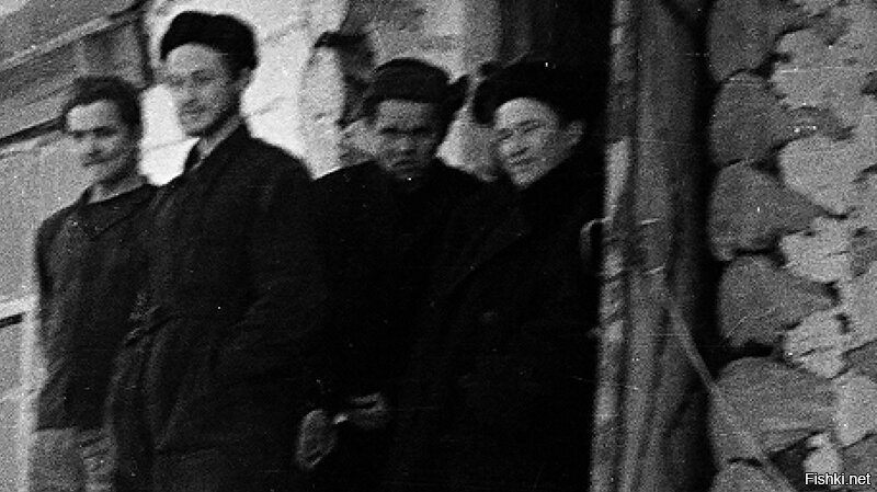 Ну, тут увидеть "как прячет нож" и "явно видная рука" сродни интерпретации картинок Роршаха. Хотя, даже если это нож, почему он его "ПРЯЧЕТ"? Он его где то в другом месте не мог в карман положить, местный то житель? Зачем им передавать друг друг нож в толпе перед камерами?