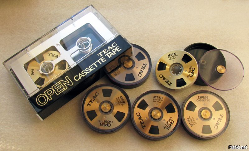 Существовали и кассеты со сменными бобинками, которые продавались комплектом: "кассета" и к ней комплект бобинок. Впервые я это чудо увидел в середине восьмидесятых, сосед из-за кордона привёз и для меня - школьника, тогда это было какими-то инопланетными технологиями.