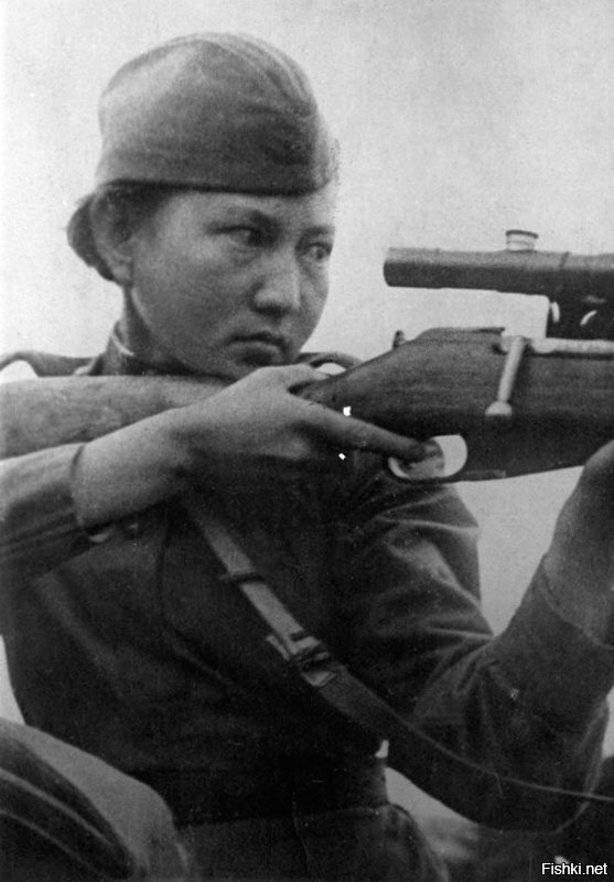 Алия Молдагулова, Герой Советского Союза, девушка-снайпер, уничтожила 78 солдат и офицеров противника.
Во время одной из атак Алия Молдагулова, будучи раненной в руку осколком мины, тем не менее участвовала в рукопашном бою, который завязался в немецкой траншее. В ходе боя Алия была вторично ранена немецким офицером. Она успела его уничтожить, но её рана оказалась смертельной