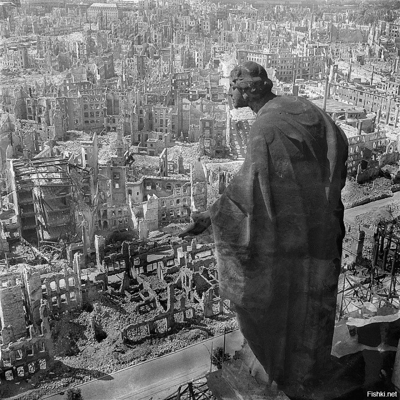 Вид с городской ратуши Дрездена на руины города после англо-американских бомбардировок в феврале 1945 года.