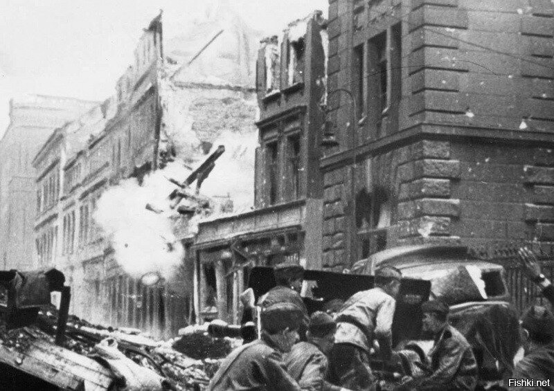 Советские артиллеристы ведут бой на улице Берлина. Апрель 1945 года