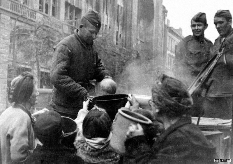 Бойцы раздают пищу жителям Берлина. Апрель 1945 года