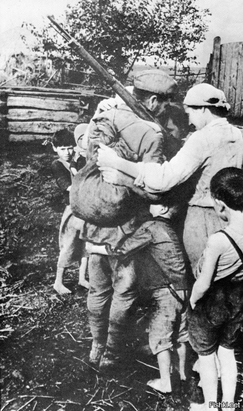 Советский солдат обнимает свою семью после долгого расставания.
