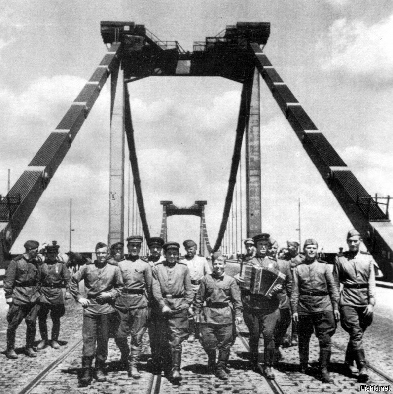 Советские солдаты переходят мост через Дунайский канал в Вене.