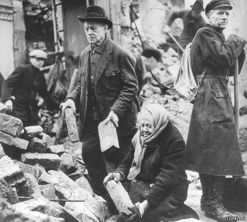 Жители Дрездена на разборе завалов после бомбардировок союзников 13-15 февраля 1945 года.