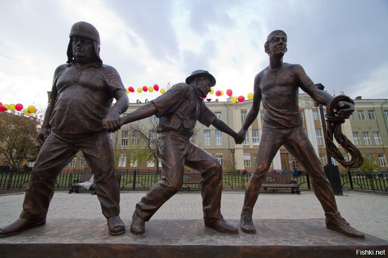 17 колоритнейших скульптур и памятников из России