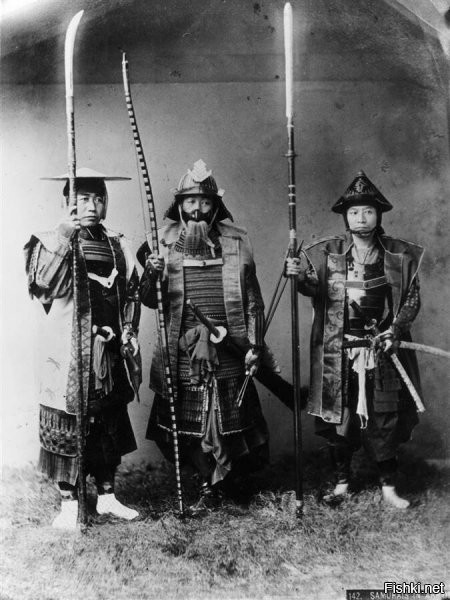 Интересно, а что бы осталось от самурая в доспехах из говна и палок столкнись он с европейским рыцарем в броне?
