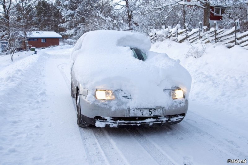 Неравнодушный автомобилист из Красноярска очистил от снега чужой автомобиль