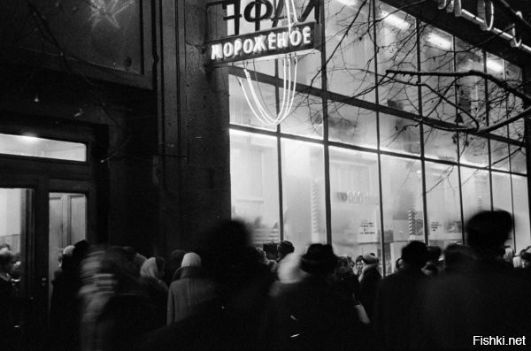 В школьные годы зависали в этом кафе "Космос". Как сейчас помню коктейль "Шампань-Коблер". А напротив было кафе "Марс".