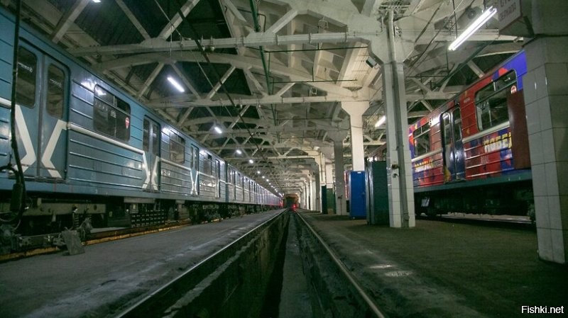 Показ "Givenchy" в 97ом проходил не в метро, а в депо Сокол, недалеко от одноименной станции. Помню монтировал свет на этом мероприятии :)