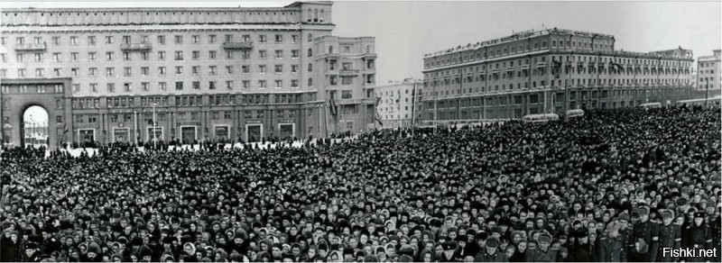 Вот те кто ставит минусы - скажите, так хоронят тирана и деспота? Или может эти толпы народа согнали насильно?