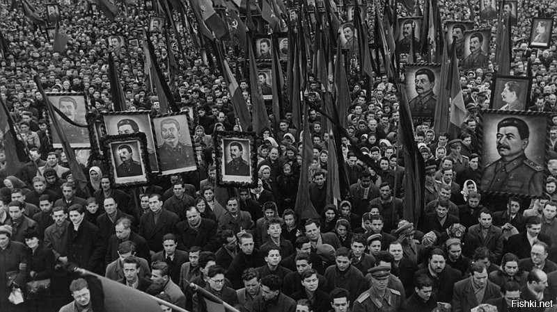 Вот те кто ставит минусы - скажите, так хоронят тирана и деспота? Или может эти толпы народа согнали насильно?