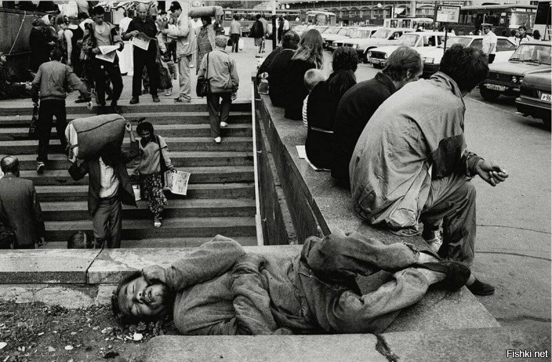 Москва. 1990-ые.
90е всех перемолотили, "Перестроили" всё и вся,неприятно вспоминать те времена. 
Безработица, бандетизм, проституция, наркомания, алкоголизм, голод, холод,  самые черные года моей страны....
ЗЫ. Однако некоторые называют их "святые 90-е"