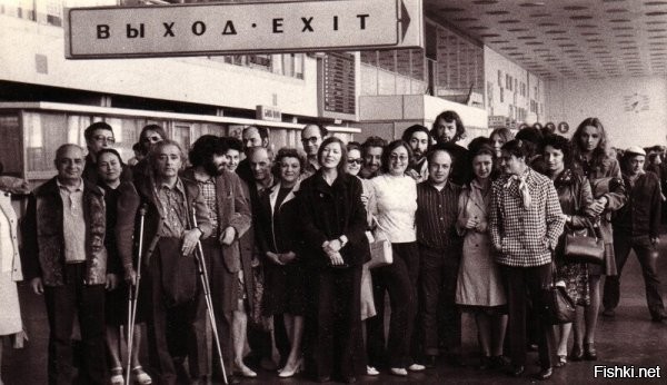 В первом ряду между двумы женщинами, небольшого роста - Натан Щаранский. Известный правозащитник, много лет отсидевший в лагерях за правозащитную деятельность.