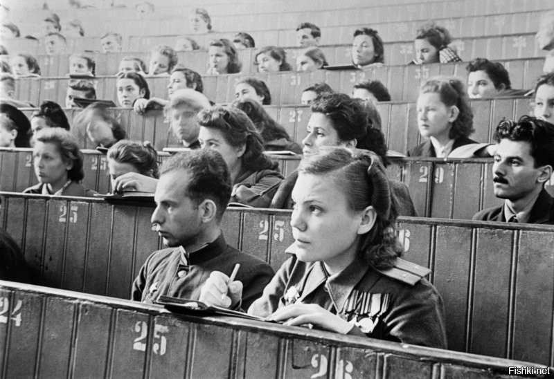 разительная разница с нынешними студентами. Не уж то без потрясений, типа войны и участия в фронтовых действиях, человек деградирует?  или просто люди тогда другие были?