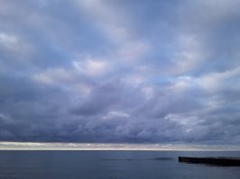 Просто море. Одно, но такое разное и его облака. И несколько фото облаков над нашим полем. Все мои, но в нашей группе есть вообще просто необыкновенные. Мои все без каких-либо фильтров и даже с заваленым горизонтом.
 Такие виды и краски, что дарит природа, не придумает человек.