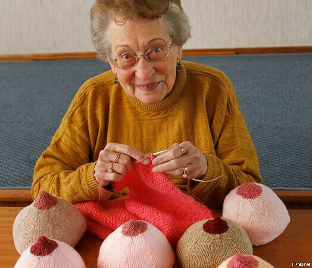 Бабушка связала шарф. Рукоделие для пожилых. Вязание бабуля. Бабушки вязальщицы. Бабушка с вязанием.