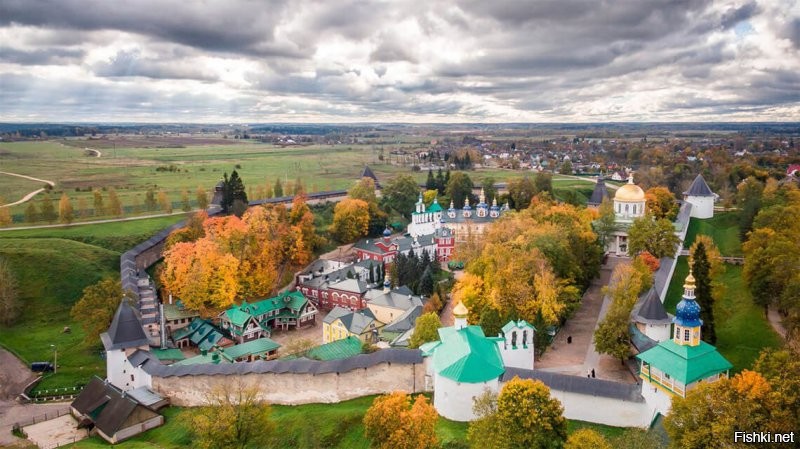 Тем, кто будет в Пскове и интересуется фортификацией, непременно стоит заехать в Изборск, Печеры и Порхов.