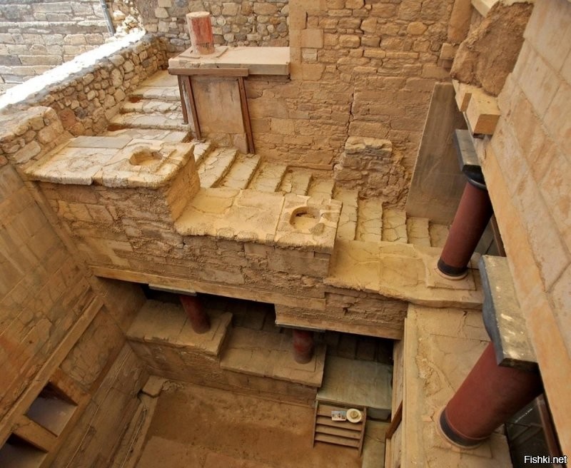 Эта лестница новодел, она реконструирована Артуром Эвансом в начале ХХ века. Так что говорить, что ей 4000 лет неправильно. Камни, из которых она сделана, обтёсаны 4000 лет назад (да и то не факт), а сама лестница построена чуть больше 100 лет назад.