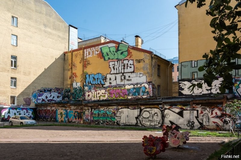 граффити - это попытка из города сделать гётто. что просто мазня, что багровы с цоями