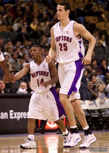 Макси Богз, ростом по моему 160 см. Играл в НБА, я помню, его в Шарлотт Хорнетс.