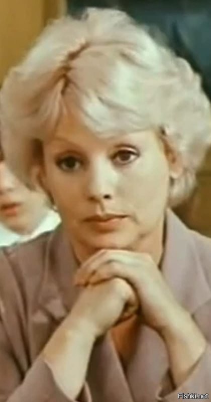 Ирина Муравьёва в роли Сюзанны в фильме "Чисто английское убийство" и Алла Будницкая, которая её озвучивала.