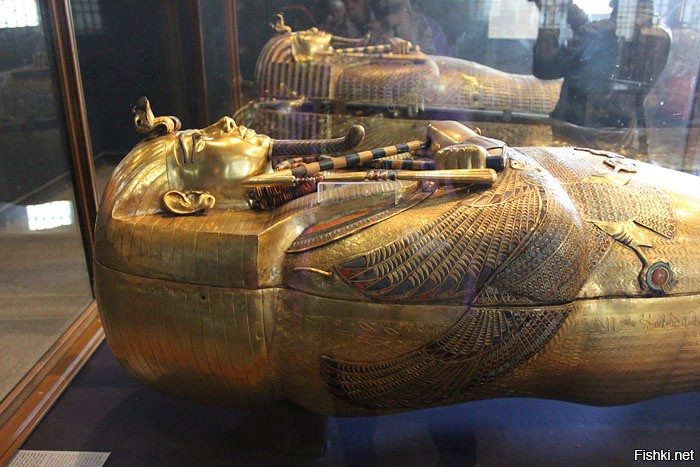 "Даже те, кто бывал в Каирском музее, видели маску Тутанхамона только с лица, потому что фараон представлен там в лежачем положении, и ее задняя часть, соответственно, скрыта."
Неверно. Маска хранится в стоячем положении в стеклянном шкафу.
Автор перепутал ее с Золотым гробом, который действительно демонстрируется в лежачем положении.
Но указанные иероглифы - именно на маске.