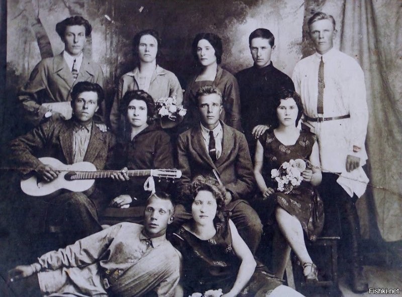 Мой дед по материнской линии. Средний ряд, второй справа. Со своей семьей. Примерно 1930-32 годы.