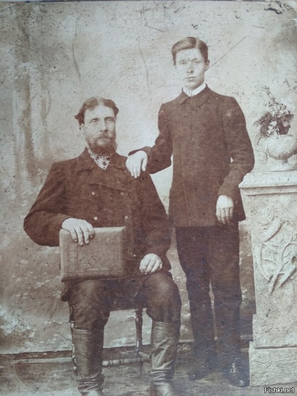 При опросе всей родни постановили, что это брат прадеда с сыном. 
Фото сделано в районе 1907-1925 гг (если судить по фотоателье)