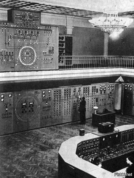 Никакой это не суперкомпьютер. Это зал управления ускорителем. Фото 50-х годов.
В качестве управляющего компьютера (ЭВМ) использовался, скорее всего, "Днепр". В Дубне он был на синхрофазотроне. Но управляющая ЭВМ по мощности вычислений никогда не бывала суперкомпьютером за ненадобностью.

Об ЭВМ Днепр мона почитать тут: 

О деталях устройства дубнинского протонного синхрофазотроне мона почитать в выпуске журнала "Атомная энергия", Том 23, вып. 5.   1967


Кстати, удивило, что пластины для электромагнитов в далёкие 1950-е годы изготавливали с точностью ЛУЧШЕ 0,1 мм!!!! Вот, что такое высокая наука!!!