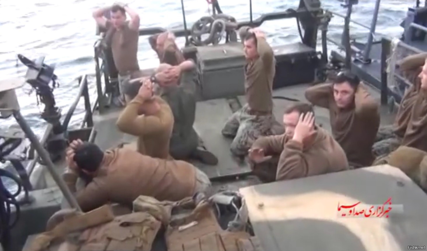 Леня в плену. Американские солдаты на коленях. Американские морпехи на коленях. Захват Ираном американских моряков.