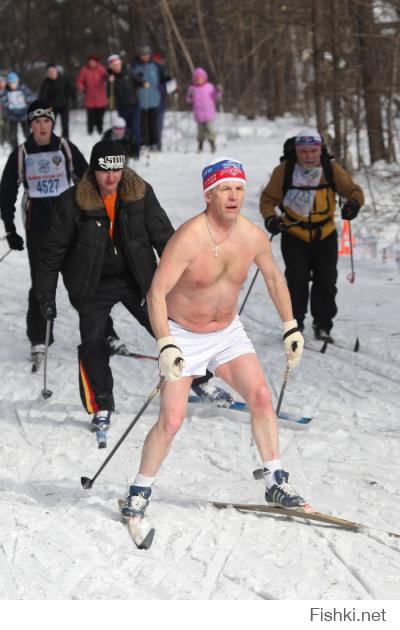 это просто иллюстрация к старому анекдоту!!!
коментатор: наших спортсменов вы можете отличить по белым трусам, остальные лыжники одеты куда теплее!!