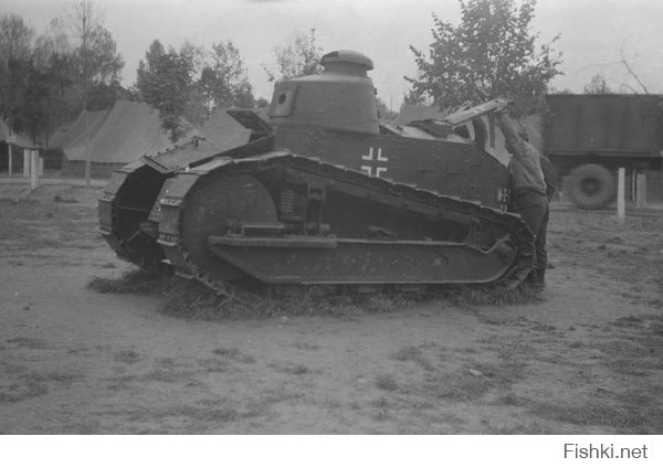 Судя по фото - это Западный фронт весна 1945г.
На фото ЛЕГКИЙ танк, - вот чем встречали фашистов на Западе. Все Тигры, Пантеры и другие тяжелые танки на нашем, на восточном фронте?