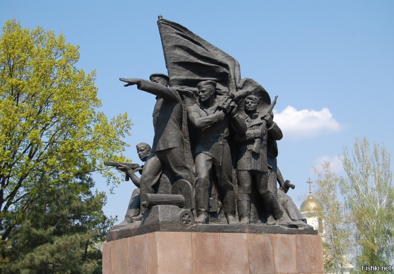 В советские времена возле мемориала погибшим десантникам был почётный караул. У памятника стояли старшеклассники, не имеющие проблем с учёбой, одетые в стилизованную под военную форму, с ППШ. Смотрелось здорово.