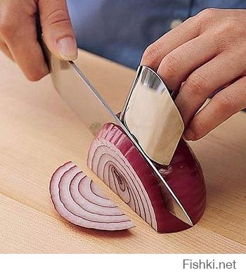 Какому идиоту пришла в голову мысль, что эта штука способна защитить от запаха нарезаемого продукта?? Она позволяет быстро резать овощи, не боясь отрезать пальцы! Полезная вещь, на мой взгляд, если, конечно, вы не мастер-повар как на видео