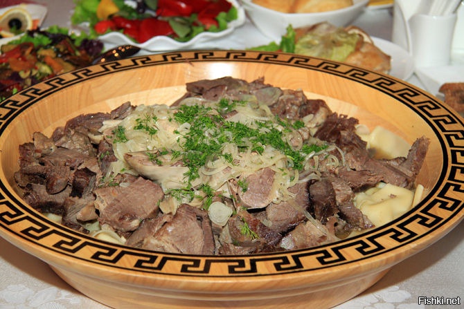 Конечно многие европейцы могут подумать что блюдо на вид не очень, но кто живет в Казахстане,  не дадут мне соврать, одно из самых блюд по калорийности - бешбармак. Сочетание теста, картофеля и просто огромного количеста мяса.