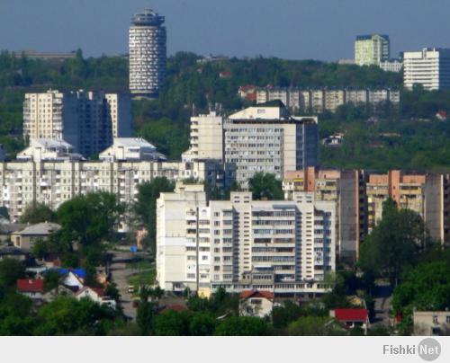 Рассмотри фотографии подпиши названия городов в которых находятся изображенные достопримечательности