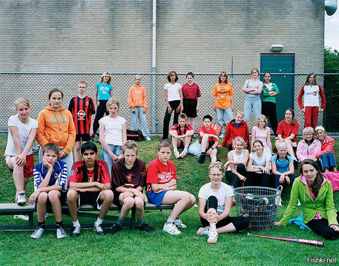 "Фотограф Джермен говорит, что из всех школ мира, которые он посетил, ученики этой голландской школы были самыми спокойными..."
Трава успокаивает...  Ну, то есть, посидеть на травке, расслабиться, успокоиться... В общем, вы поняли.